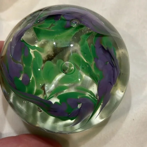 Set of three glass paperweights with floral design - Picture 8 of 10